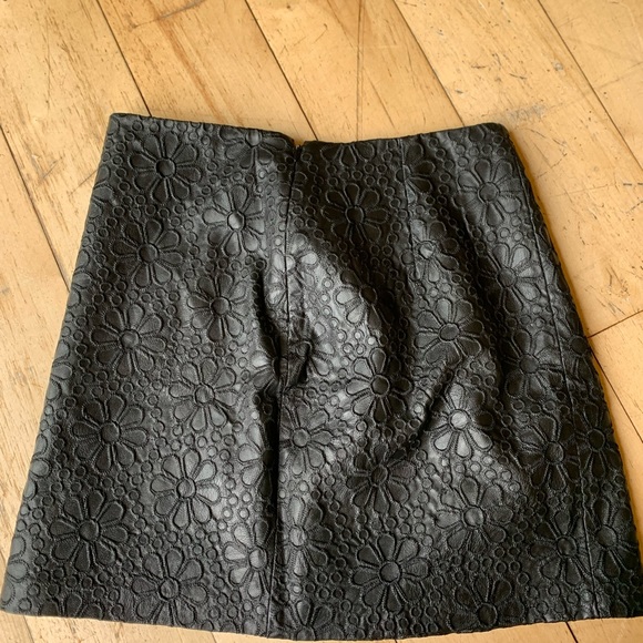 Club Monaco faux leather skirt - Picture 2 of 3